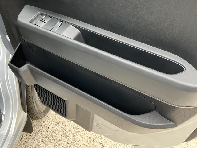 ハイゼットカーゴデラックス　コーナーセンサー　オーディオレス中古車保証・距離無制限、１年付き　オートライト　コーナーセンサー　ハロゲンヘッドライト　ラバーマット　キーレス　リアベンチシート　スモークガラス　オーディオレス　スライドドア（東京都）の中古車