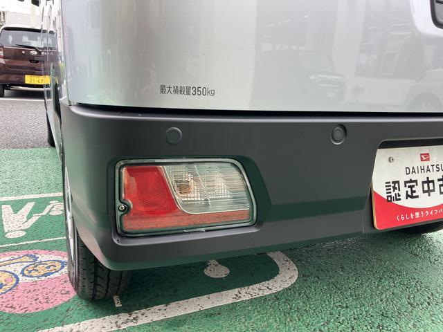 ハイゼットカーゴデラックス　コーナーセンサー　オーディオレス中古車保証・距離無制限、１年付き　オートライト　コーナーセンサー　ハロゲンヘッドライト　ラバーマット　キーレス　リアベンチシート　スモークガラス　オーディオレス　スライドドア（東京都）の中古車