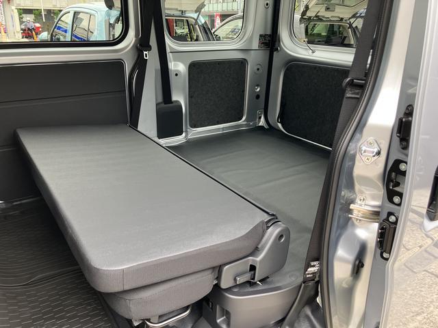 ハイゼットカーゴデラックス　コーナーセンサー　オーディオレス中古車保証・距離無制限、１年付き　オートライト　コーナーセンサー　ハロゲンヘッドライト　ラバーマット　キーレス　リアベンチシート　スモークガラス　オーディオレス　スライドドア（東京都）の中古車