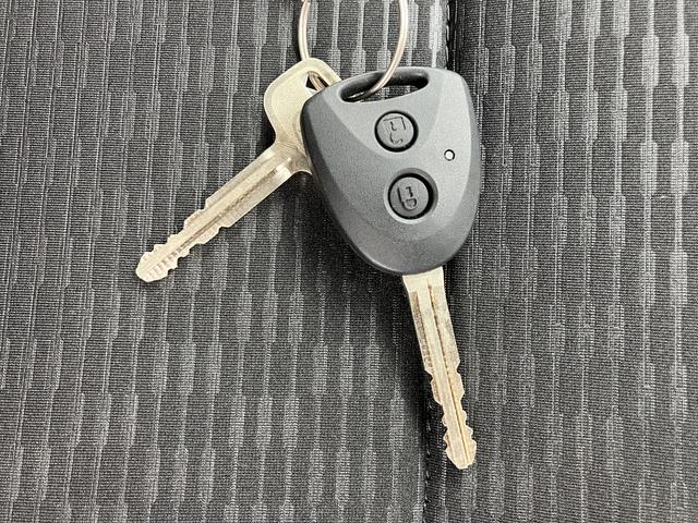 ハイゼットカーゴデラックス　コーナーセンサー　オーディオレス中古車保証・距離無制限、１年付き　オートライト　コーナーセンサー　ハロゲンヘッドライト　ラバーマット　キーレス　リアベンチシート　スモークガラス　オーディオレス　スライドドア（東京都）の中古車