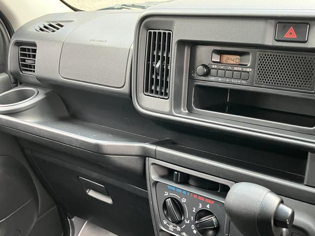 ハイゼットカーゴデラックスＳＡIII　キーレス　ハロゲンヘッドライト中古車保証・距離無制限、１年付き　ラバーマット　ロングバイザー　マニュアルエアコン　後席ベンチシート　純正ＡＭ／ＦＭラジオ　キーレス　ハロゲンヘッドライト　スモークガラス（東京都）の中古車