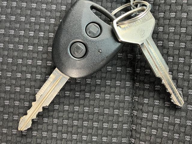 ハイゼットカーゴデラックスＳＡIII　キーレス　ハロゲンヘッドライト中古車保証・距離無制限、１年付き　ラバーマット　ロングバイザー　マニュアルエアコン　後席ベンチシート　純正ＡＭ／ＦＭラジオ　キーレス　ハロゲンヘッドライト　スモークガラス（東京都）の中古車