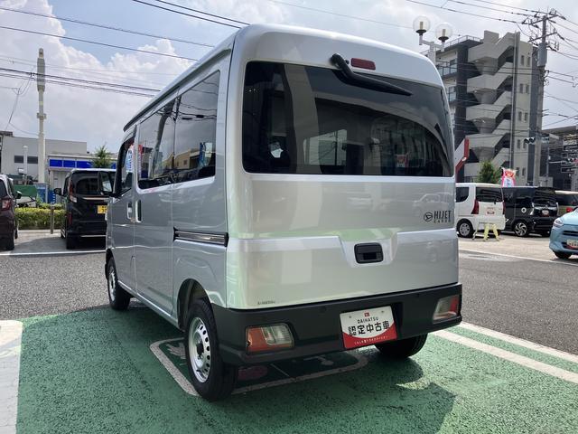 ハイゼットカーゴデラックス　キーレス　ハロゲンヘッドライト保証　新車保証・まごころ保証　１年間・走行距離無制限付き　純正ＡＭ／ＦＭラジオ　ハロゲンヘッドライト　キーレス　スモークガラス　リアベンチシート　コーナーセンサー（東京都）の中古車