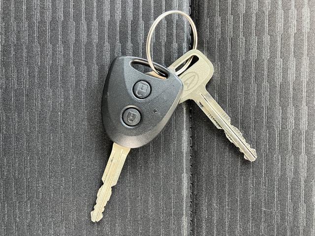 ハイゼットカーゴDX オーディオレス キーレス パワーウインドまごころ保証 距離無制限・1年保証付き オーディオレス スマートアシスト キーレスエントリー クリアランスソナー アイドリングストップ オートライト マニュアルエアコン リアベンチシート(東京都)の中古車