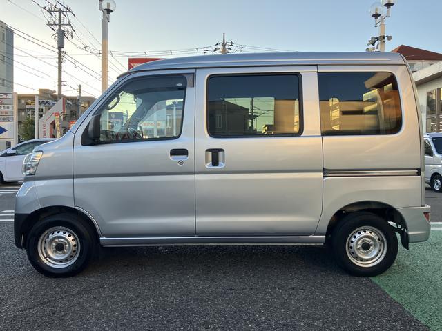 ハイゼットカーゴデラックス 純正ラジオ マニュアルエアコン保証 まごころ保証 1年間・走行距離無制限付き 純正AM/FMラジオ マニュアルエアコン ハロゲンヘッドライト パワーウィンドウ 後席ベンチシート ワイドバイザー ラバーマット(東京都)の中古車