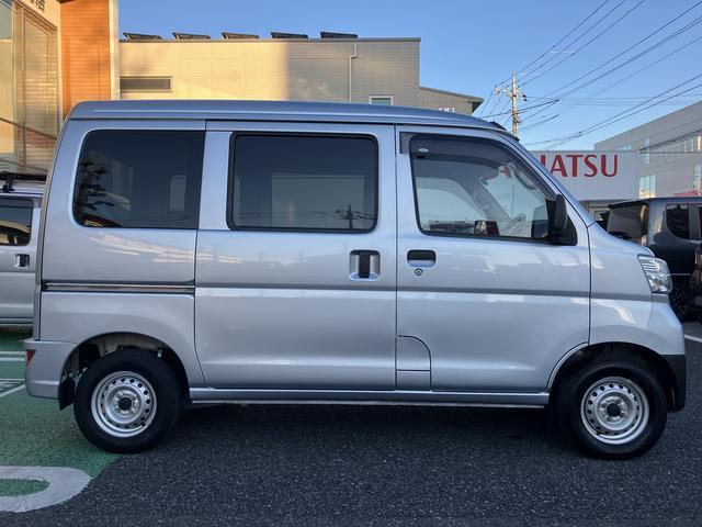 ハイゼットカーゴデラックス 純正ラジオ マニュアルエアコン保証 まごころ保証 1年間・走行距離無制限付き 純正AM/FMラジオ マニュアルエアコン ハロゲンヘッドライト パワーウィンドウ 後席ベンチシート ワイドバイザー ラバーマット(東京都)の中古車