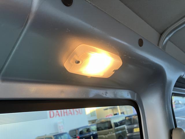 ハイゼットカーゴデラックス 純正ラジオ マニュアルエアコン保証 まごころ保証 1年間・走行距離無制限付き 純正AM/FMラジオ マニュアルエアコン ハロゲンヘッドライト パワーウィンドウ 後席ベンチシート ワイドバイザー ラバーマット(東京都)の中古車