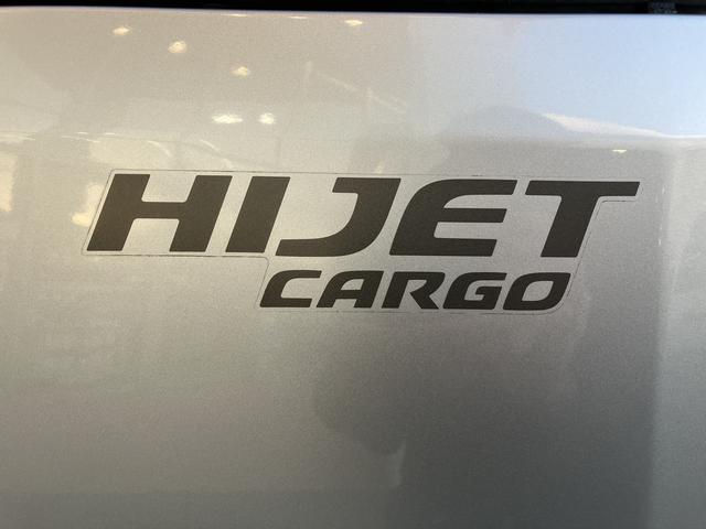 ハイゼットカーゴデラックス 純正ラジオ マニュアルエアコン保証 まごころ保証 1年間・走行距離無制限付き 純正AM/FMラジオ マニュアルエアコン ハロゲンヘッドライト パワーウィンドウ 後席ベンチシート ワイドバイザー ラバーマット(東京都)の中古車