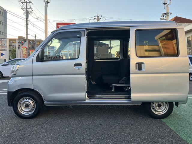 ハイゼットカーゴデラックス 純正ラジオ マニュアルエアコン保証 まごころ保証 1年間・走行距離無制限付き 純正AM/FMラジオ マニュアルエアコン ハロゲンヘッドライト パワーウィンドウ 後席ベンチシート ワイドバイザー ラバーマット(東京都)の中古車