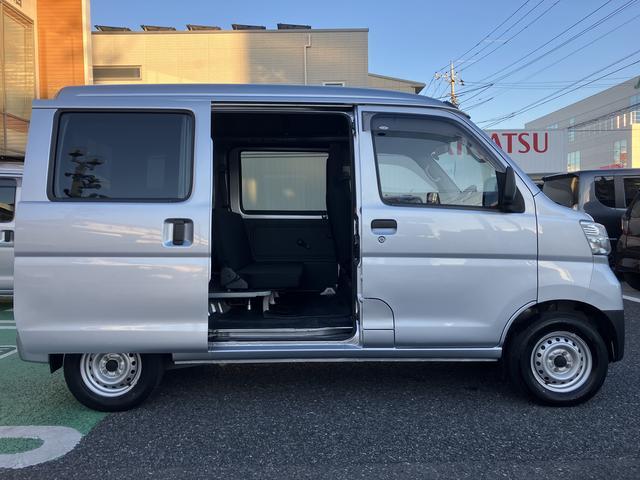 ハイゼットカーゴデラックス 純正ラジオ マニュアルエアコン保証 まごころ保証 1年間・走行距離無制限付き 純正AM/FMラジオ マニュアルエアコン ハロゲンヘッドライト パワーウィンドウ 後席ベンチシート ワイドバイザー ラバーマット(東京都)の中古車