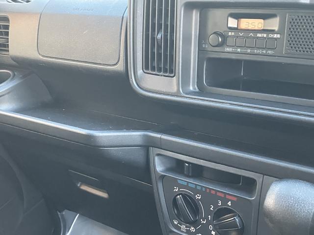 ハイゼットカーゴデラックス 純正ラジオ マニュアルエアコン保証 まごころ保証 1年間・走行距離無制限付き 純正AM/FMラジオ マニュアルエアコン ハロゲンヘッドライト パワーウィンドウ 後席ベンチシート ワイドバイザー ラバーマット(東京都)の中古車