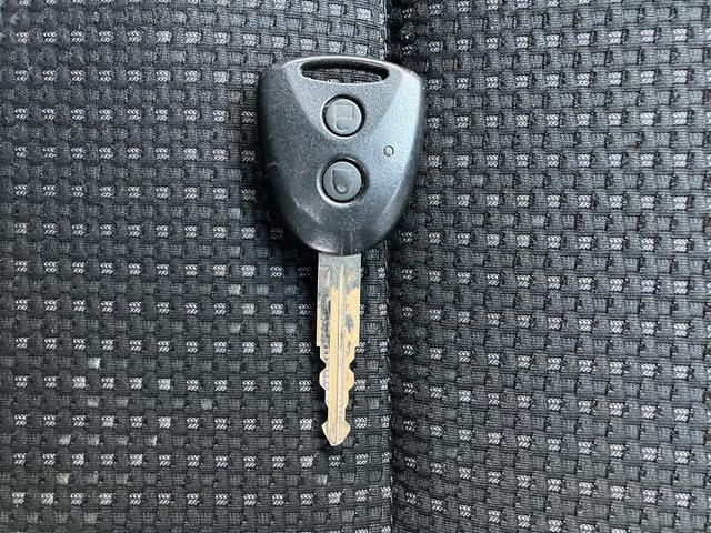 ハイゼットカーゴデラックス 純正ラジオ マニュアルエアコン保証 まごころ保証 1年間・走行距離無制限付き 純正AM/FMラジオ マニュアルエアコン ハロゲンヘッドライト パワーウィンドウ 後席ベンチシート ワイドバイザー ラバーマット(東京都)の中古車