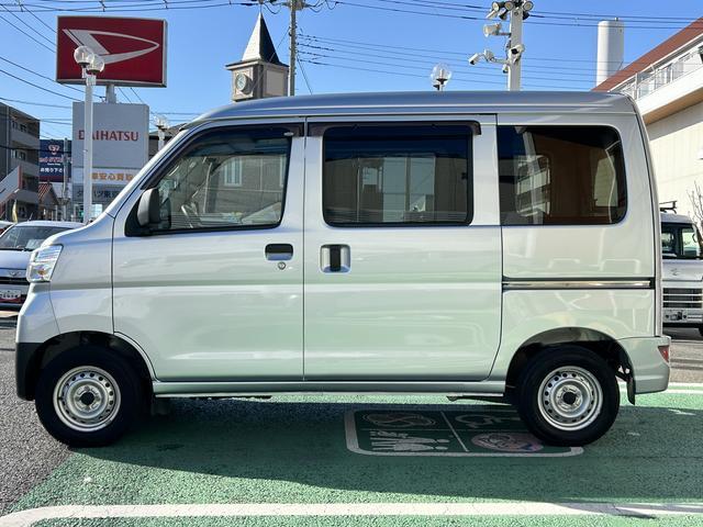 ハイゼットカーゴデラックス SAIII LEDヘッドライト キーレス保証 まごころ保証 1年間・走行距離無制限付き 純正AM/FMラジオ ラバーマット ロングバイザー LEDヘッドライト リアコーナーセンサー マニュアルエアコン パワーウィンドウ(東京都)の中古車