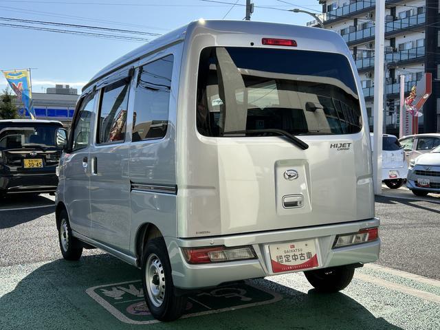 ハイゼットカーゴデラックス SAIII LEDヘッドライト キーレス保証 まごころ保証 1年間・走行距離無制限付き 純正AM/FMラジオ ラバーマット ロングバイザー LEDヘッドライト リアコーナーセンサー マニュアルエアコン パワーウィンドウ(東京都)の中古車