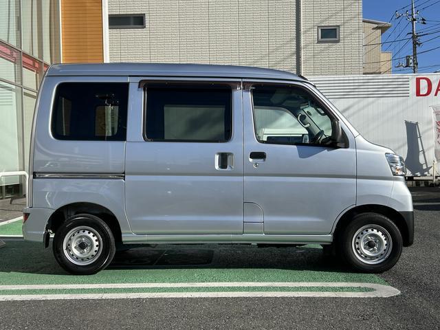 ハイゼットカーゴデラックス SAIII LEDヘッドライト キーレス保証 まごころ保証 1年間・走行距離無制限付き 純正AM/FMラジオ ラバーマット ロングバイザー LEDヘッドライト リアコーナーセンサー マニュアルエアコン パワーウィンドウ(東京都)の中古車