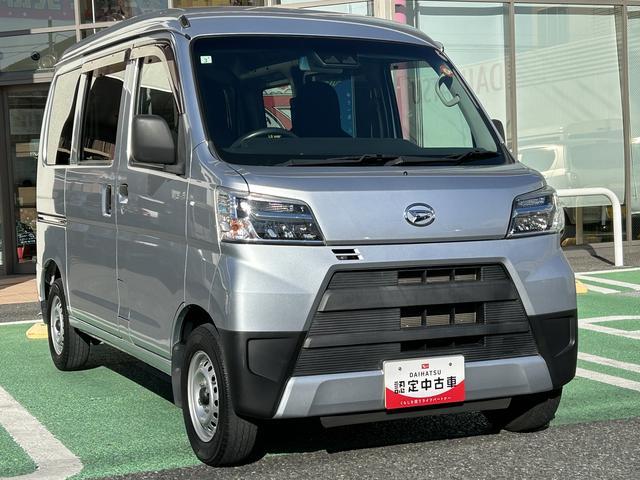 ハイゼットカーゴデラックス SAIII LEDヘッドライト キーレス保証 まごころ保証 1年間・走行距離無制限付き 純正AM/FMラジオ ラバーマット ロングバイザー LEDヘッドライト リアコーナーセンサー マニュアルエアコン パワーウィンドウ(東京都)の中古車