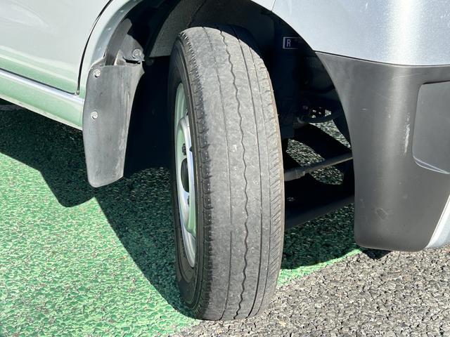 ハイゼットカーゴデラックス SAIII LEDヘッドライト キーレス保証 まごころ保証 1年間・走行距離無制限付き 純正AM/FMラジオ ラバーマット ロングバイザー LEDヘッドライト リアコーナーセンサー マニュアルエアコン パワーウィンドウ(東京都)の中古車