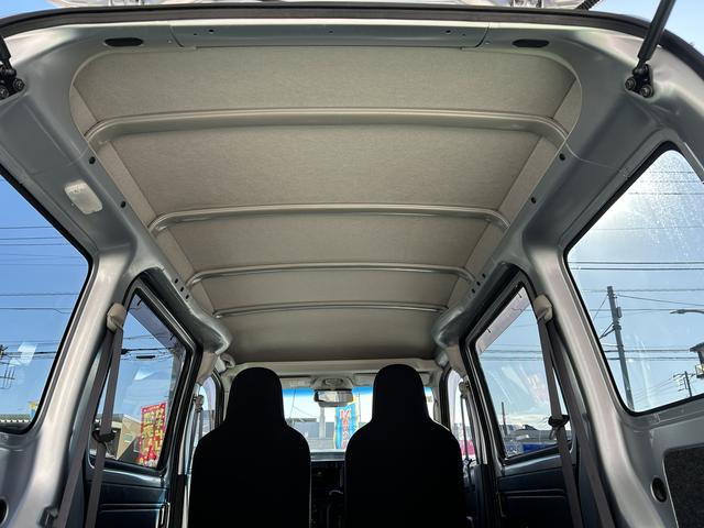 ハイゼットカーゴデラックス SAIII LEDヘッドライト キーレス保証 まごころ保証 1年間・走行距離無制限付き 純正AM/FMラジオ ラバーマット ロングバイザー LEDヘッドライト リアコーナーセンサー マニュアルエアコン パワーウィンドウ(東京都)の中古車