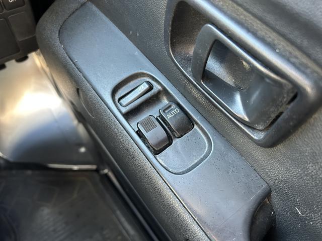 ハイゼットカーゴデラックス SAIII LEDヘッドライト キーレス保証 まごころ保証 1年間・走行距離無制限付き 純正AM/FMラジオ ラバーマット ロングバイザー LEDヘッドライト リアコーナーセンサー マニュアルエアコン パワーウィンドウ(東京都)の中古車