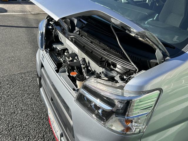 ハイゼットカーゴデラックス SAIII LEDヘッドライト キーレス保証 まごころ保証 1年間・走行距離無制限付き 純正AM/FMラジオ ラバーマット ロングバイザー LEDヘッドライト リアコーナーセンサー マニュアルエアコン パワーウィンドウ(東京都)の中古車