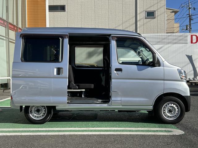 ハイゼットカーゴデラックス SAIII LEDヘッドライト キーレス保証 まごころ保証 1年間・走行距離無制限付き 純正AM/FMラジオ ラバーマット ロングバイザー LEDヘッドライト リアコーナーセンサー マニュアルエアコン パワーウィンドウ(東京都)の中古車