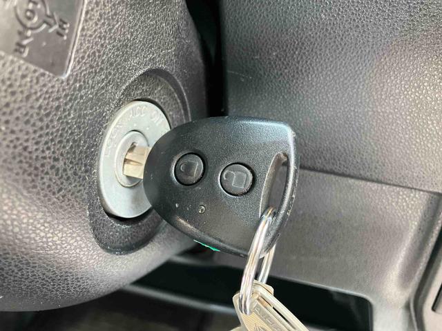 ハイゼットカーゴデラックスＳＡIII　リヤベンチシート　前席パワーウインドウまごころ保証　１年間・走行距離無制限付き　キーレスエントリー　リヤベンチシート　前席パワーウインドウ　オーバーヘッドシェルフ　リヤソナーセンサー　アイドリングストップ（東京都）の中古車