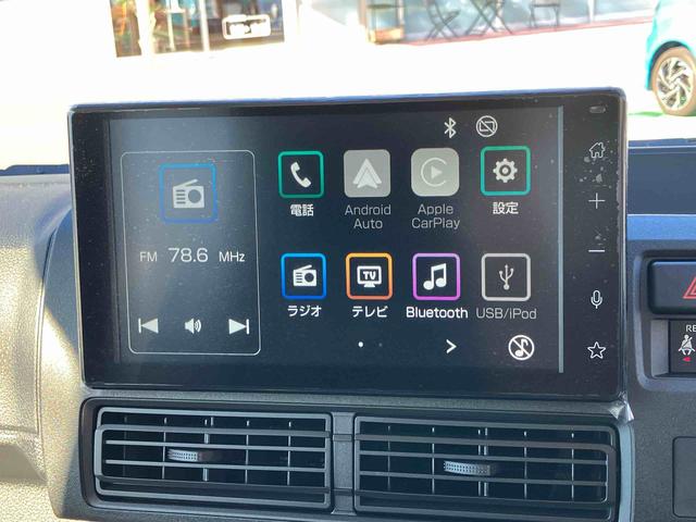ハイゼットカーゴクルーズ　届け出済み未使用車　ディスプレイオーディオ保証　新車保証・まごころ保証　１年間・走行距離無制限付き　スマホ連携９インチディスプレイオーディオ　バックカメラ　電動格納ドアミラー　アイドリンストップ　リヤ分割シート　オートライト（東京都）の中古車