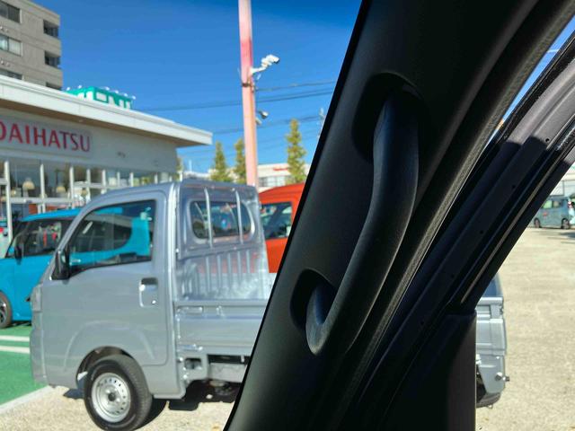 ハイゼットカーゴクルーズ　届け出済み未使用車　ディスプレイオーディオ保証　新車保証・まごころ保証　１年間・走行距離無制限付き　スマホ連携９インチディスプレイオーディオ　バックカメラ　電動格納ドアミラー　アイドリンストップ　リヤ分割シート　オートライト（東京都）の中古車