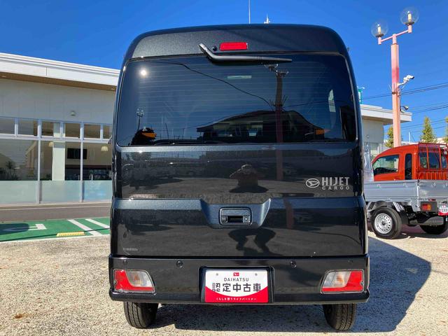 ハイゼットカーゴクルーズ　届け出済み未使用車　ディスプレイオーディオ保証　新車保証・まごころ保証　１年間・走行距離無制限付き　スマホ連携９インチディスプレイオーディオ　バックカメラ　電動格納ドアミラー　アイドリンストップ　リヤ分割シート　オートライト（東京都）の中古車