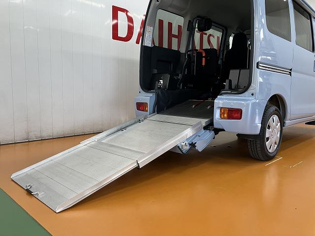 ハイゼットカーゴスローパー　リヤレス＋補助シート　ＳＡIII福祉車両　車いす乗車　サポカーＳワイド適合　電動ウインチ　両側スライドドア　リヤファン　電動格納ミラー　パワーウインドウ　アイドリングストップ　オートハイビーム　キーレス（神奈川県）の中古車