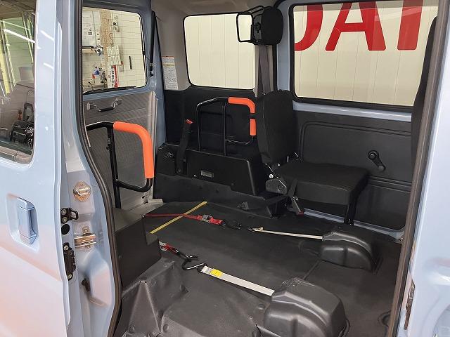 ハイゼットカーゴスローパー　リヤレス＋補助シート　ＳＡIII福祉車両　車いす乗車　サポカーＳワイド適合　電動ウインチ　両側スライドドア　リヤファン　電動格納ミラー　パワーウインドウ　アイドリングストップ　オートハイビーム　キーレス（神奈川県）の中古車