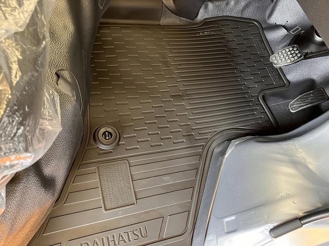 ハイゼットカーゴＤＸサポカーＳワイド適合　ラジオ　エアコン　アクセサリーソケット　コーナーセンサー　アイドリングストップ　光軸調整ダイヤル　横滑り防止機能　誤発進抑制機能　パワーウインドウ　キーレス（神奈川県）の中古車