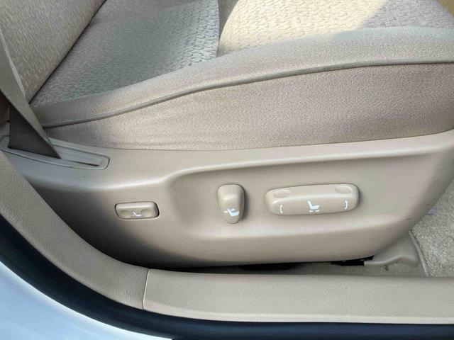 クラウンロイヤルサルーン　ナビゲーション　ＥＴＣ車載器まごころ保証　１年間・走行距離無制限付き　ナビゲーション　ＥＴＣ車載器　オートクルーズコントロール　パワーウインドウ　キーフリーシステム（東京都）の中古車