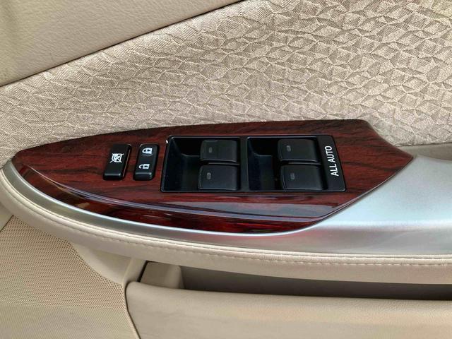 クラウンロイヤルサルーン　ナビゲーション　ＥＴＣ車載器まごころ保証　１年間・走行距離無制限付き　ナビゲーション　ＥＴＣ車載器　オートクルーズコントロール　パワーウインドウ　キーフリーシステム（東京都）の中古車