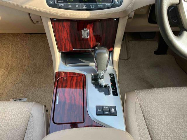 クラウンロイヤルサルーン　ナビゲーション　ＥＴＣ車載器まごころ保証　１年間・走行距離無制限付き　ナビゲーション　ＥＴＣ車載器　オートクルーズコントロール　パワーウインドウ　キーフリーシステム（東京都）の中古車