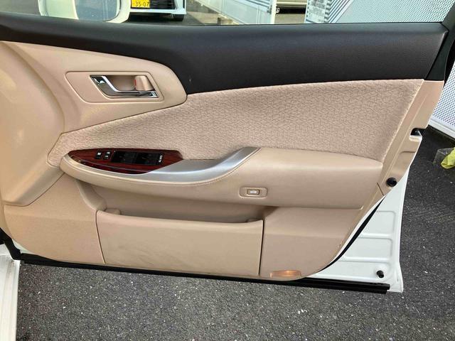 クラウンロイヤルサルーン　ナビゲーション　ＥＴＣ車載器まごころ保証　１年間・走行距離無制限付き　ナビゲーション　ＥＴＣ車載器　オートクルーズコントロール　パワーウインドウ　キーフリーシステム（東京都）の中古車