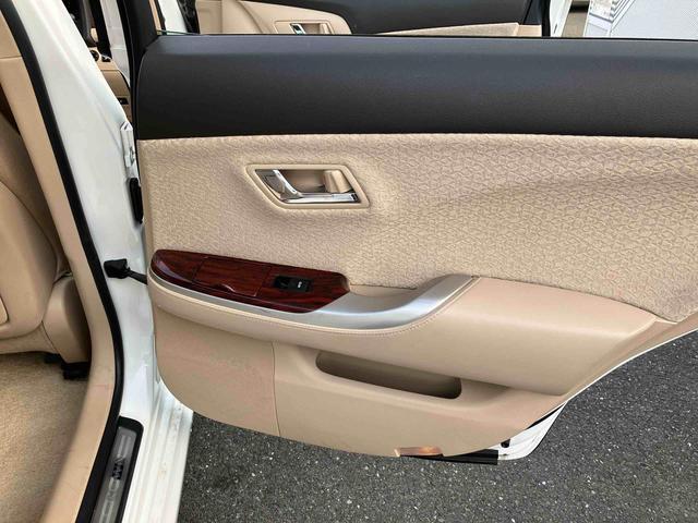 クラウンロイヤルサルーン　ナビゲーション　ＥＴＣ車載器まごころ保証　１年間・走行距離無制限付き　ナビゲーション　ＥＴＣ車載器　オートクルーズコントロール　パワーウインドウ　キーフリーシステム（東京都）の中古車