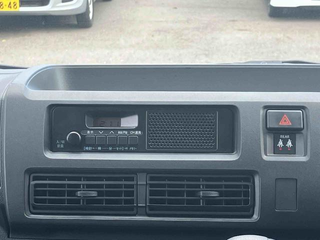 ハイゼットカーゴデラックス　前席パワーウインドウ　リヤベンチシート保証１年間距離無制限付き　前席パワーウインドウ　アイドリングストップ　キーレスエントリー　リヤベンチシート　コーナーセンサー　エアコン　オーバーヘッドシェルフ　誤発進抑制制御機能（東京都）の中古車