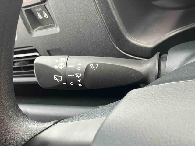 ハイゼットカーゴデラックス　前席パワーウインドウ　リヤベンチシート保証１年間距離無制限付き　前席パワーウインドウ　アイドリングストップ　キーレスエントリー　リヤベンチシート　コーナーセンサー　エアコン　オーバーヘッドシェルフ　誤発進抑制制御機能（東京都）の中古車