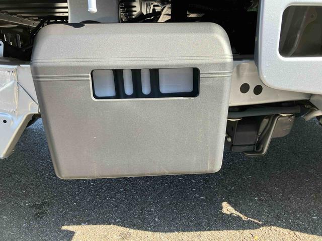 ハイゼットトラックスタンダード車検整備２年付き　ＦＲ専用ＣＶＴ　パートタイム４輪駆動　マルチリフレクターヘッドランプ　ＡＭ／ＦＭ付きラジオ　６コーナーセンサー　三方開き　荷台フロア長２０３０ｍｍ　荷台幅１４１０ｍｍ　オートライト（東京都）の中古車