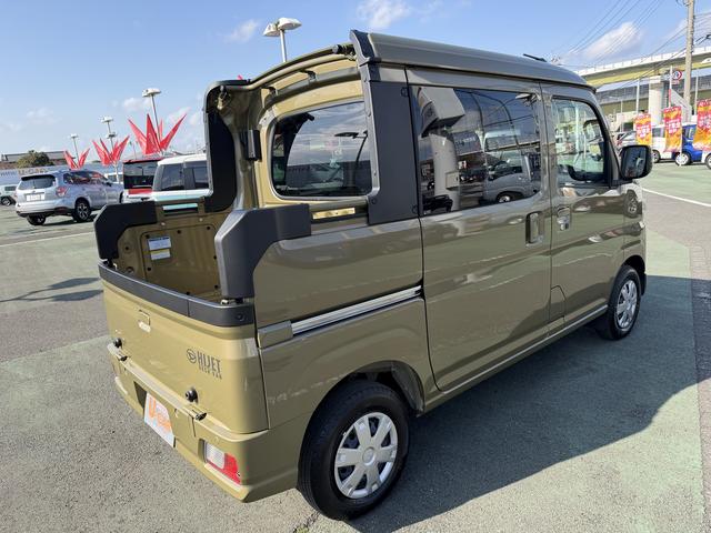 ハイゼットカーゴデッキバンＧ　走行距離３１７７キロ　両側スライドドア１年保証・走行距離無制限　新車保証継承対応　６，８ディスプレイオーディオ　バックカメラ　キーフリーシステム　スマートアシスト　コーナーセンサー　純正ラバーマット　アイドリングストップ（埼玉県）の中古車