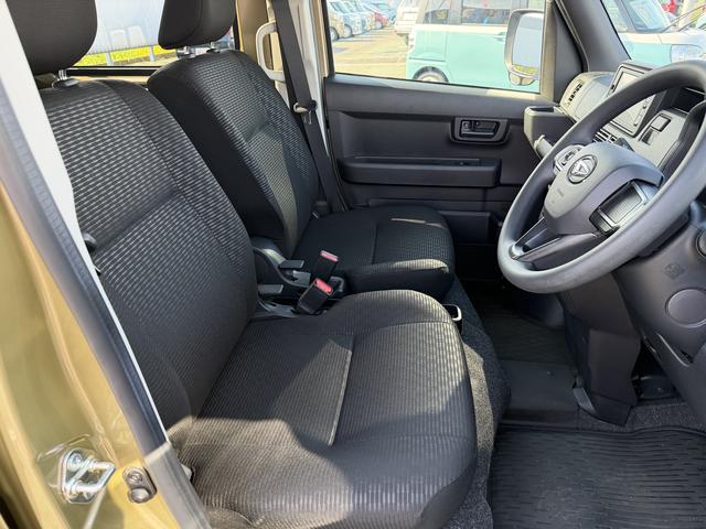 ハイゼットカーゴデッキバンＧ　走行距離３１７７キロ　両側スライドドア１年保証・走行距離無制限　新車保証継承対応　６，８ディスプレイオーディオ　バックカメラ　キーフリーシステム　スマートアシスト　コーナーセンサー　純正ラバーマット　アイドリングストップ（埼玉県）の中古車