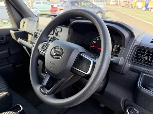 ハイゼットカーゴデッキバンＧ　走行距離３１７７キロ　両側スライドドア１年保証・走行距離無制限　新車保証継承対応　６，８ディスプレイオーディオ　バックカメラ　キーフリーシステム　スマートアシスト　コーナーセンサー　純正ラバーマット　アイドリングストップ（埼玉県）の中古車