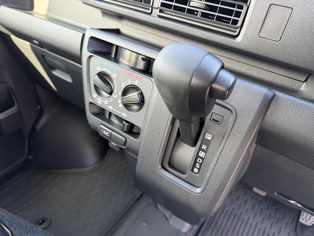 ハイゼットカーゴデッキバンＧ　走行距離３１７７キロ　両側スライドドア１年保証・走行距離無制限　新車保証継承対応　６，８ディスプレイオーディオ　バックカメラ　キーフリーシステム　スマートアシスト　コーナーセンサー　純正ラバーマット　アイドリングストップ（埼玉県）の中古車