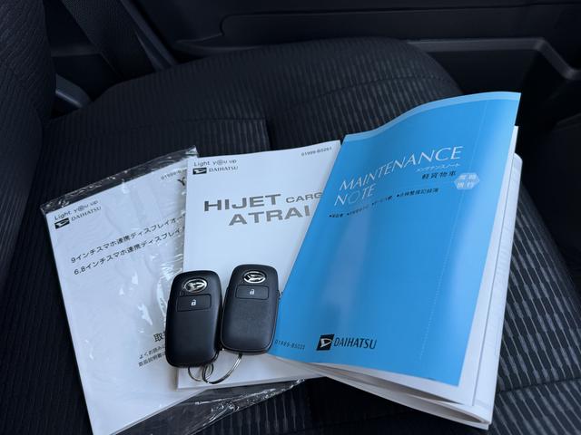 ハイゼットカーゴデッキバンＧ　走行距離３１７７キロ　両側スライドドア１年保証・走行距離無制限　新車保証継承対応　６，８ディスプレイオーディオ　バックカメラ　キーフリーシステム　スマートアシスト　コーナーセンサー　純正ラバーマット　アイドリングストップ（埼玉県）の中古車