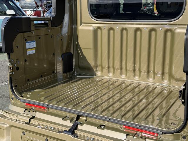 ハイゼットカーゴデッキバンＧ　走行距離３１７７キロ　両側スライドドア１年保証・走行距離無制限　新車保証継承対応　６，８ディスプレイオーディオ　バックカメラ　キーフリーシステム　スマートアシスト　コーナーセンサー　純正ラバーマット　アイドリングストップ（埼玉県）の中古車