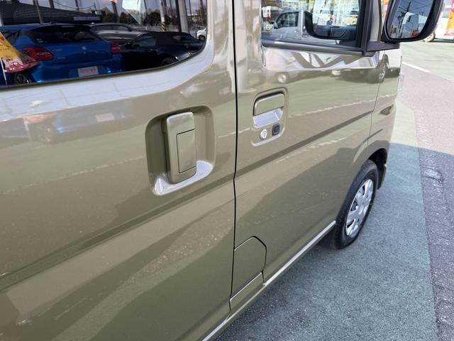 ハイゼットカーゴデッキバンＧ　走行距離３１７７キロ　両側スライドドア１年保証・走行距離無制限　新車保証継承対応　６，８ディスプレイオーディオ　バックカメラ　キーフリーシステム　スマートアシスト　コーナーセンサー　純正ラバーマット　アイドリングストップ（埼玉県）の中古車