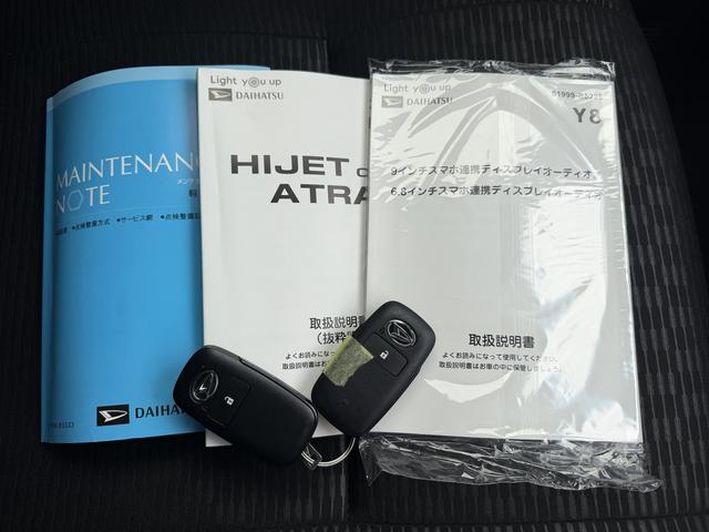 ハイゼットカーゴデッキバンG 6.8インチディスプレイオーディオ Bカメラ走行距離1964キロ 新車保証継承対応 1年保証・走行無制限 両側スライドドア スマートキー ラバーマット 衝突回避支援システム 前後コーナーセンサー オートライト 電動格納ミラー(埼玉県)の中古車