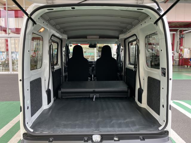 ハイゼットカーゴデラックス　前席パワーウインドウ　キーレスエントリー保証　新車保証・まごころ保証　１年間・走行距離無制限付き　キーレスエントリー　オートライト　オートハイビーム　前席パワーウインドウ　リヤベンチシート（東京都）の中古車