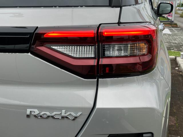 ロッキープレミアムＧ　ＨＥＶ１７インチアルミホイール　ＵＶＩＲカット遮音ガラス　フルＬＥＤヘッドランプ　キーフリーシステム　革巻きステアリングホイール　本革シフトノブ　アクティブマルチインフォメーションメーター（静岡県）の中古車